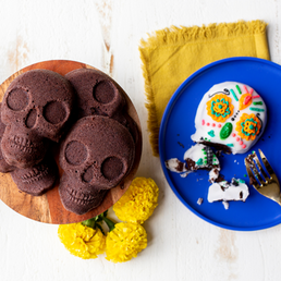 SAVE $10 - LODGE Skull Mini Cake Pan with Silicone Grips SKU: BWSKULLA1