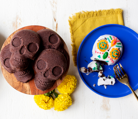 SAVE $10 - LODGE Skull Mini Cake Pan with Silicone Grips SKU: BWSKULLA1